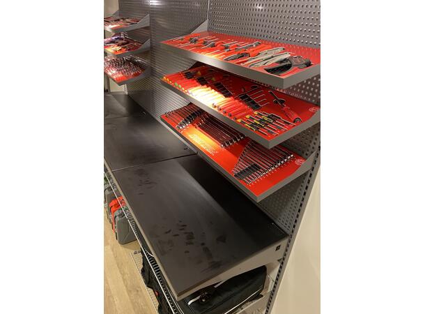 STÅLHYLLE SKRÅSTILT 900X300MM M/OPPKANT Systemvegg, S6502-B - FTC 