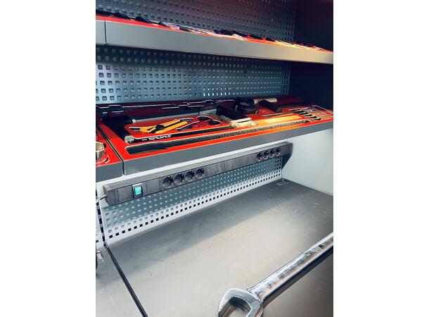 ENERGIPANEL 8 STRØMUTTAK M/BRYTER 870MM FORGRENER 8 STRØMUTTAK 3x1.5mm2 
