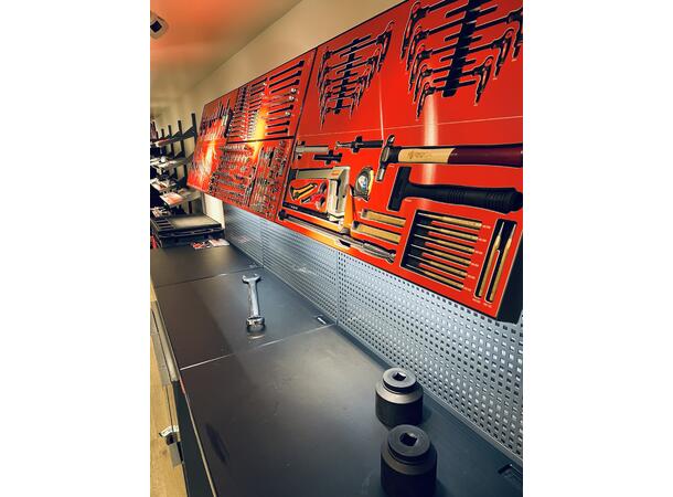 STÅLHYLLE SKRÅSTILT 900X600MM M/OPPKANT 54mm oppkant,  Systemvegg, S6502-B - FTC 