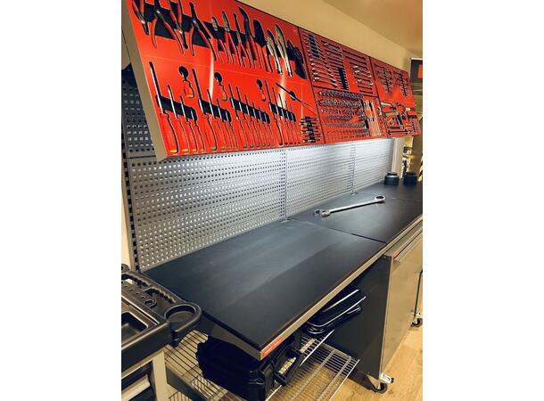 STÅLHYLLE SKRÅSTILT 900X600MM M/OPPKANT 54mm oppkant,  Systemvegg, S6502-B - FTC 
