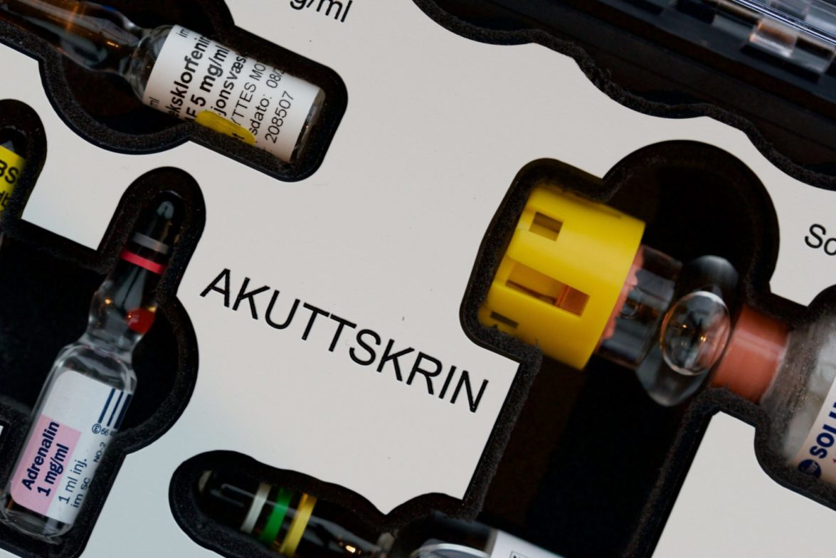Tydelig gravert tekst på medisinsk skrin for sikkerhet